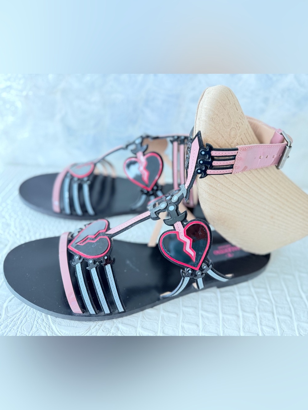 Valentino Garavani Women’s Black and Pink Heart-Strap Sandals Size 40, US 9,5 - Picture 5 of 17